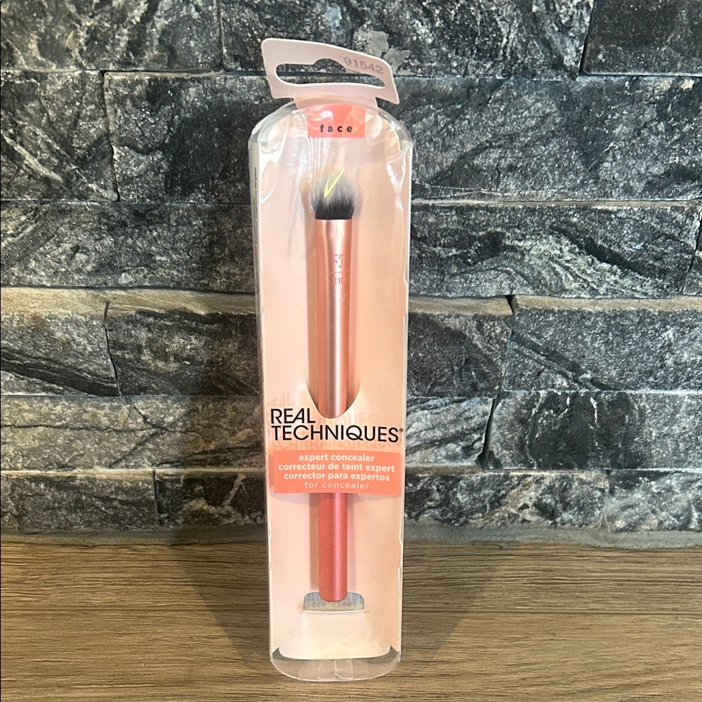 NWT Real Techniques Coral Concealer Brush‎